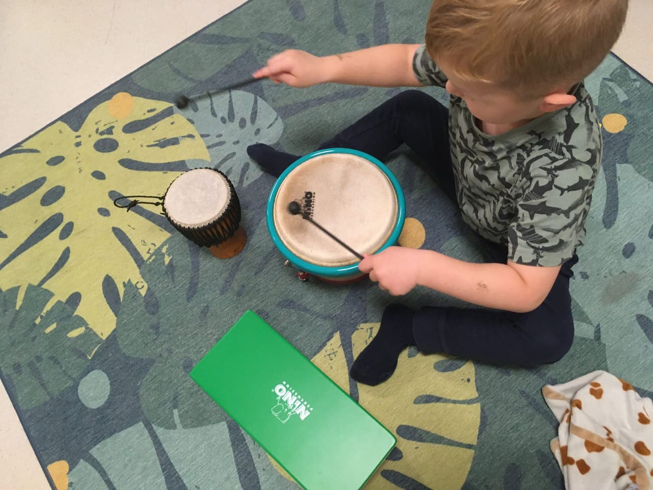 Barn spelar instrument på Förskolan Harpan